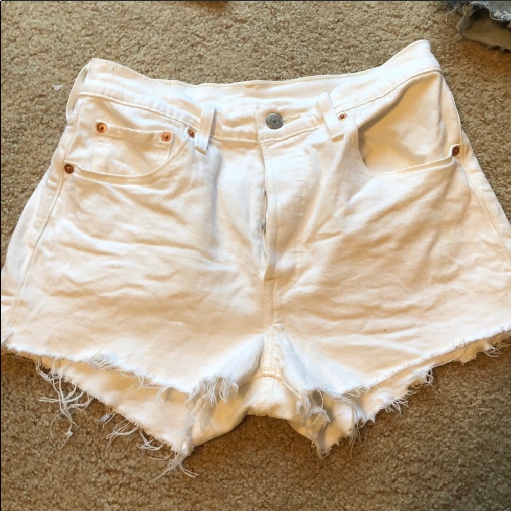 High Rise Levi’s white jean shorts